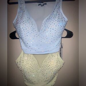 •2 FOR 1 •sparkly crop tops